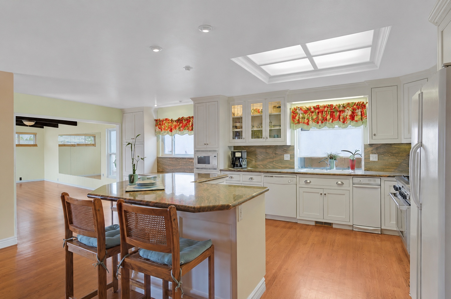 Granite island and breakfast bar